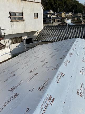 雨や結露が入らないように防水シートを張ります。