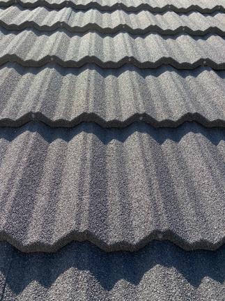 色はチャコールグレー。