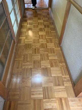 【施工前】廊下側も張り替えました。