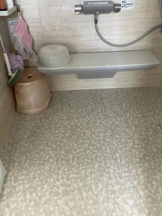 床も壁に合わせベージュ（ラグ調）にし、明るく温かみのある空間にしました。