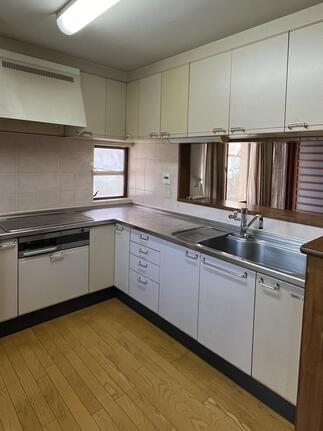 【キッチン】たっぷり収納！シンプルでスタイリッシュなキッチン