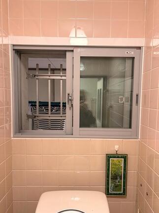 トイレの窓にインプラス設置