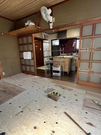 畳を撤去し、床の下地から施工