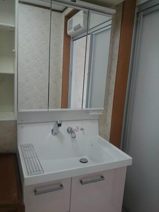 洗面化粧台　ピアラ。お掃除しやすいように鏡面仕上げの扉を選ばれました。