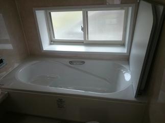 半身浴ができるベンチ付きの節水型浴槽　エコベンチ浴槽　をご採用。