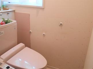 背面収納の高さに合わせて腰高でエコカラットを貼っていきます。