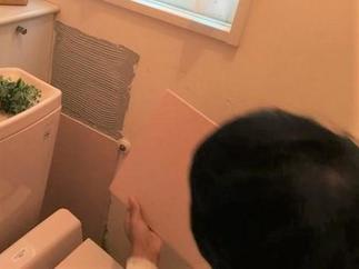 左官職人さん、作業中です。