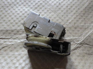 戸車コロが割れています。