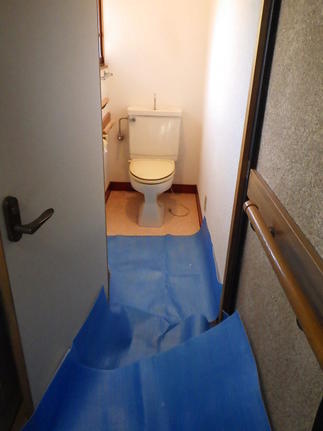 玄関より養生状況。