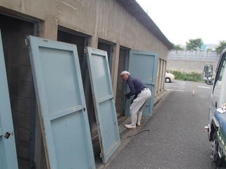 既設扉の撤去。