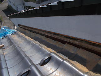 既存瓦撤去完了です。