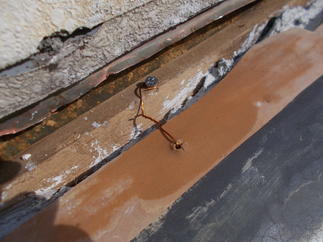 瓦ひとつ瓦ひとつが落下しないように銅線でとめていきます。