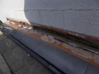 新しい土で瓦を元に戻していきます。