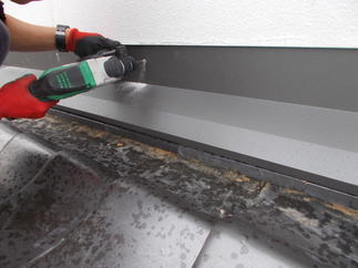 最後に新しき水切り板金をやり替えて完成です。