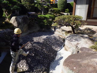 砂利の敷き均し！