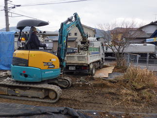 ダンプトラックに積み込み！