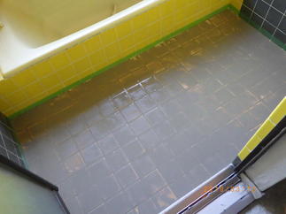 タイル風呂の目地部分を速乾性のモルタルでふらっとに！