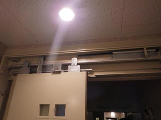 入口吊引き戸も外しました。