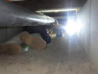 狭い床下にて給水、排水管を設置し途中には掃除口を設けて詰まった際に、対処可能です！