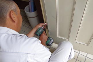 建付けも悪くなっていましたので、調整しました。