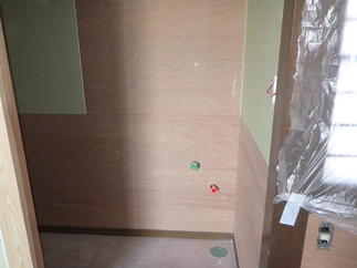 大工仕事も終わり、将来的に手摺が取付けやすいようにコンパネにて下地補強！