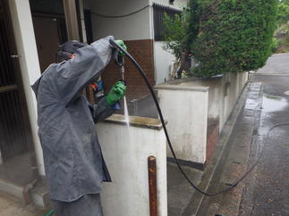 笠木もしっかり洗浄！！コケがしみ込んでいました。