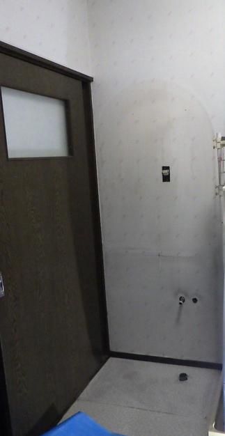 既存洗面化粧台を撤去して、長年掃除することができなかった個所もついでにお掃除することが出来ました。