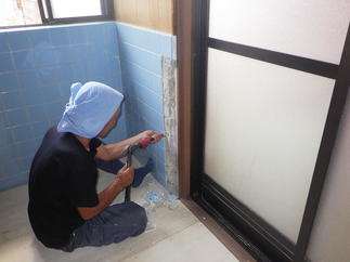 浴室入口タイルも破損していましたので、補修しました。36角タイル（ブルー）