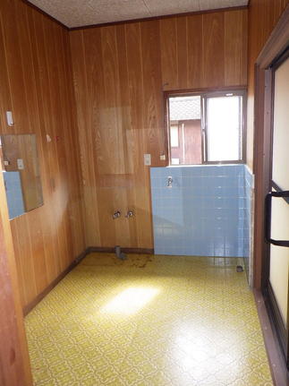 洗面化粧室の物をすべて撤去。