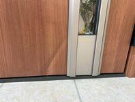 強風の影響で歪んだ扉②