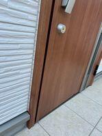 強風の影響で歪んだ扉①