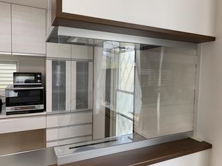 コンロ前ガラスパネル