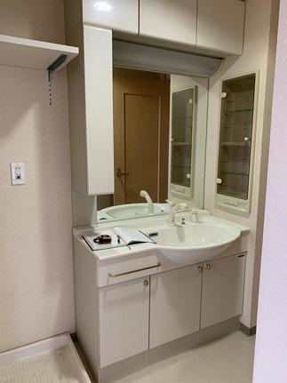 脱衣場　洗面化粧台　施工前