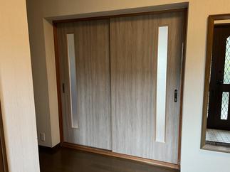 表と裏で色を変えているので、よりお部屋に合う引戸になりました。