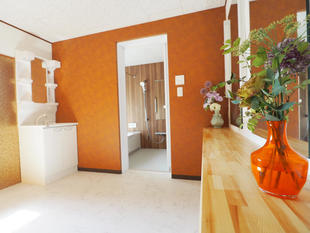 オレンジカラーが映える化粧室と浴室