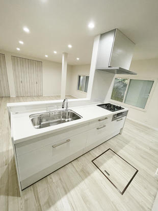 リビングがみえるオープンなキッチン