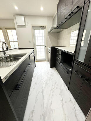 モダンで高級感のあるキッチン