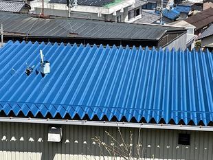 色褪せた工場の屋根が見違えるほど鮮やかに。