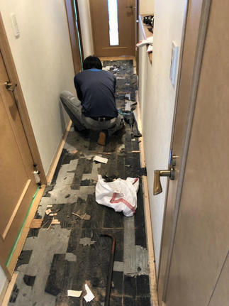 既存フローリングを剥がします。
