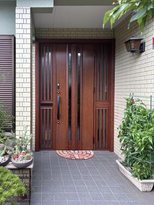 光と自然が織りなす、贅沢な玄関へ