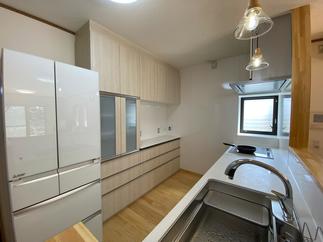 カップボードの設置でたっぷり収納