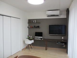 カウンターを取付たパソコンコーナー。