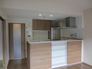 独立型のキッチンを間取り変更し、オープンキッチンにしました。