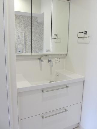 明るい白で統一、三面鏡タイプで収納も充実！