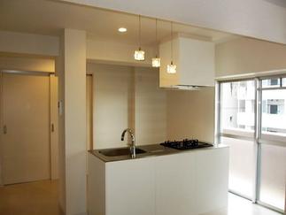 カウンターキッチン、換気扇は天井から...