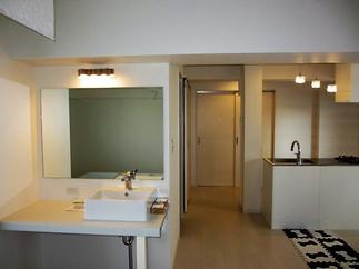 洗面台をリビングの隅に配置しました。