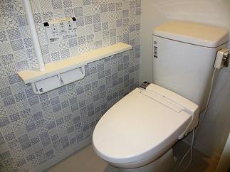 便座の正面に手洗い、右側には手摺も...