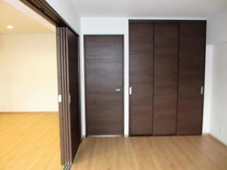 天井まで扉のある収納