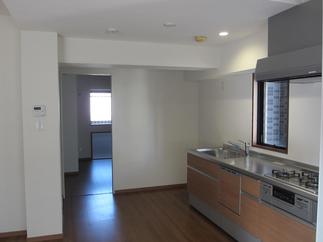 壁付キッチンでリビングを広く