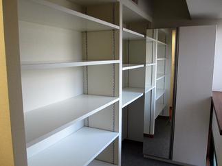 玄関横の間取りを変更して設けた棚とシューズクローゼット